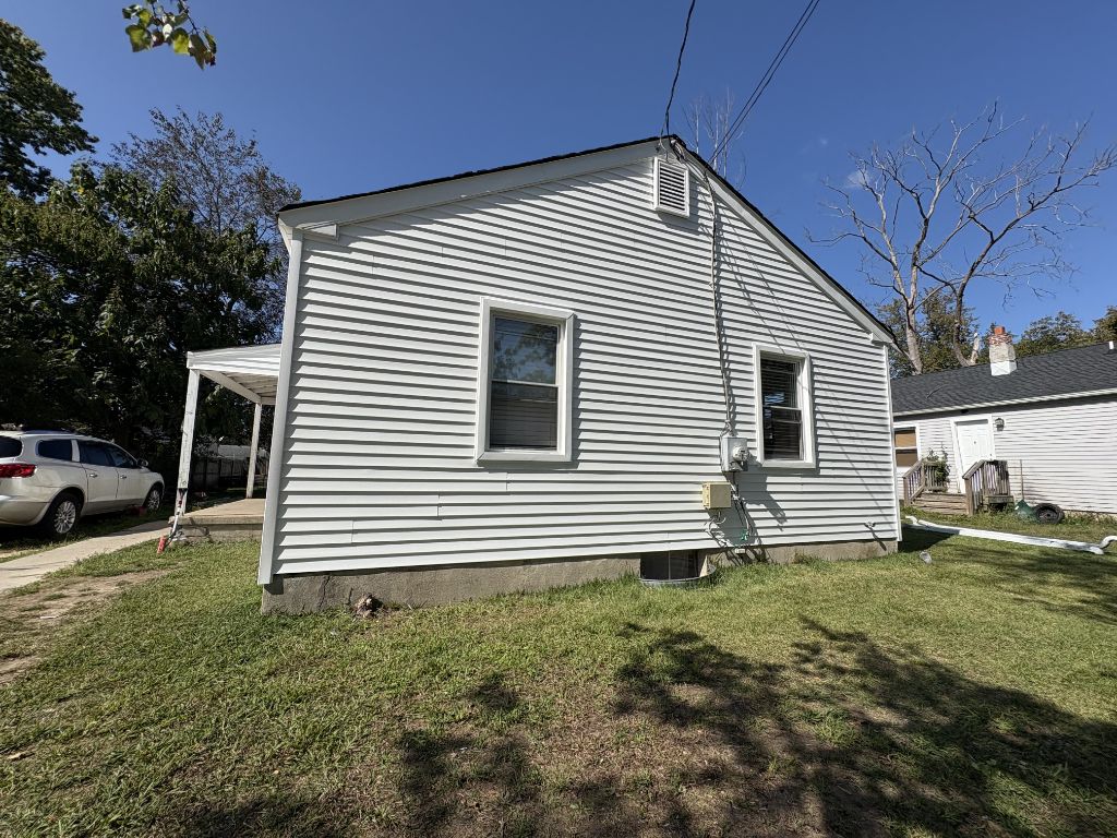 Light gray vinyl siding on ranch home